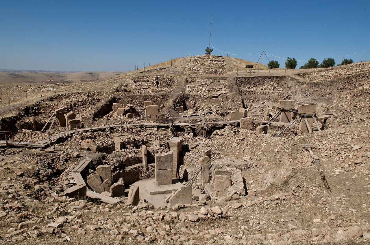 Göbeklitepe’de Heyecan Verici Keşif: 12 Bin Yıllık Boyalı Heykel Gün Işığına Çıktı